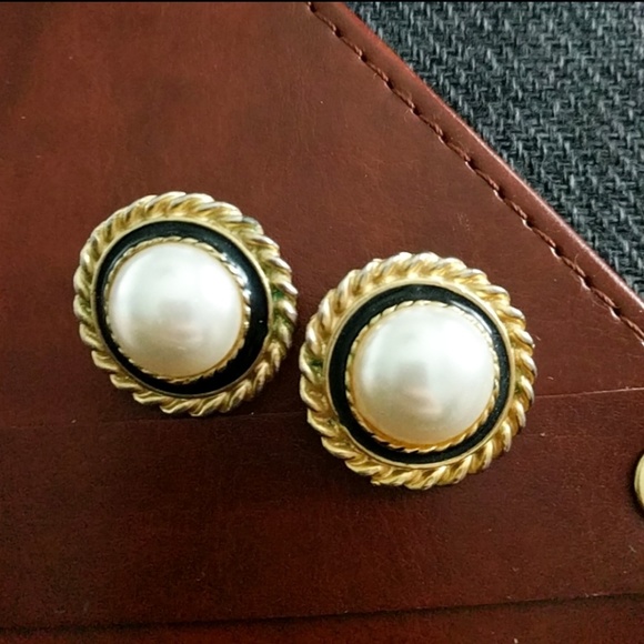 Jewelry - Vintage pearl clip on earrings